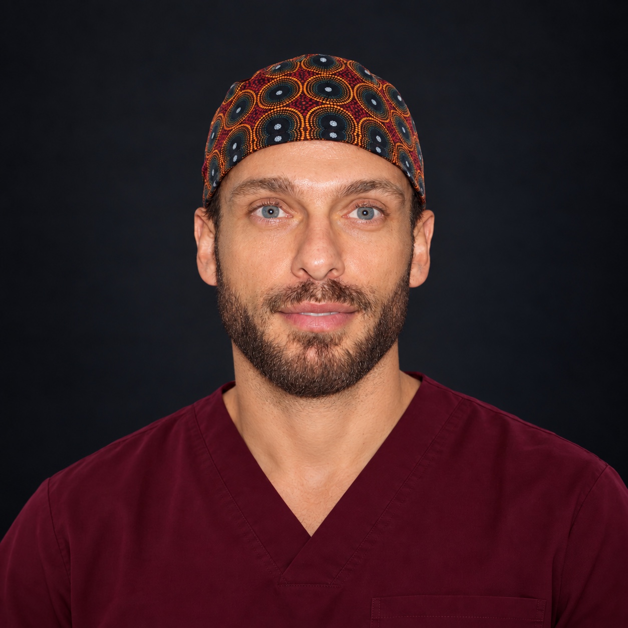 Portrait du Dr Kevin Cotton en tenue de chirurgien-dentiste